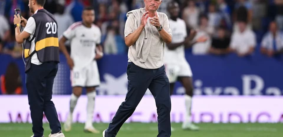 Entrenador aplaudiendo durante el partido