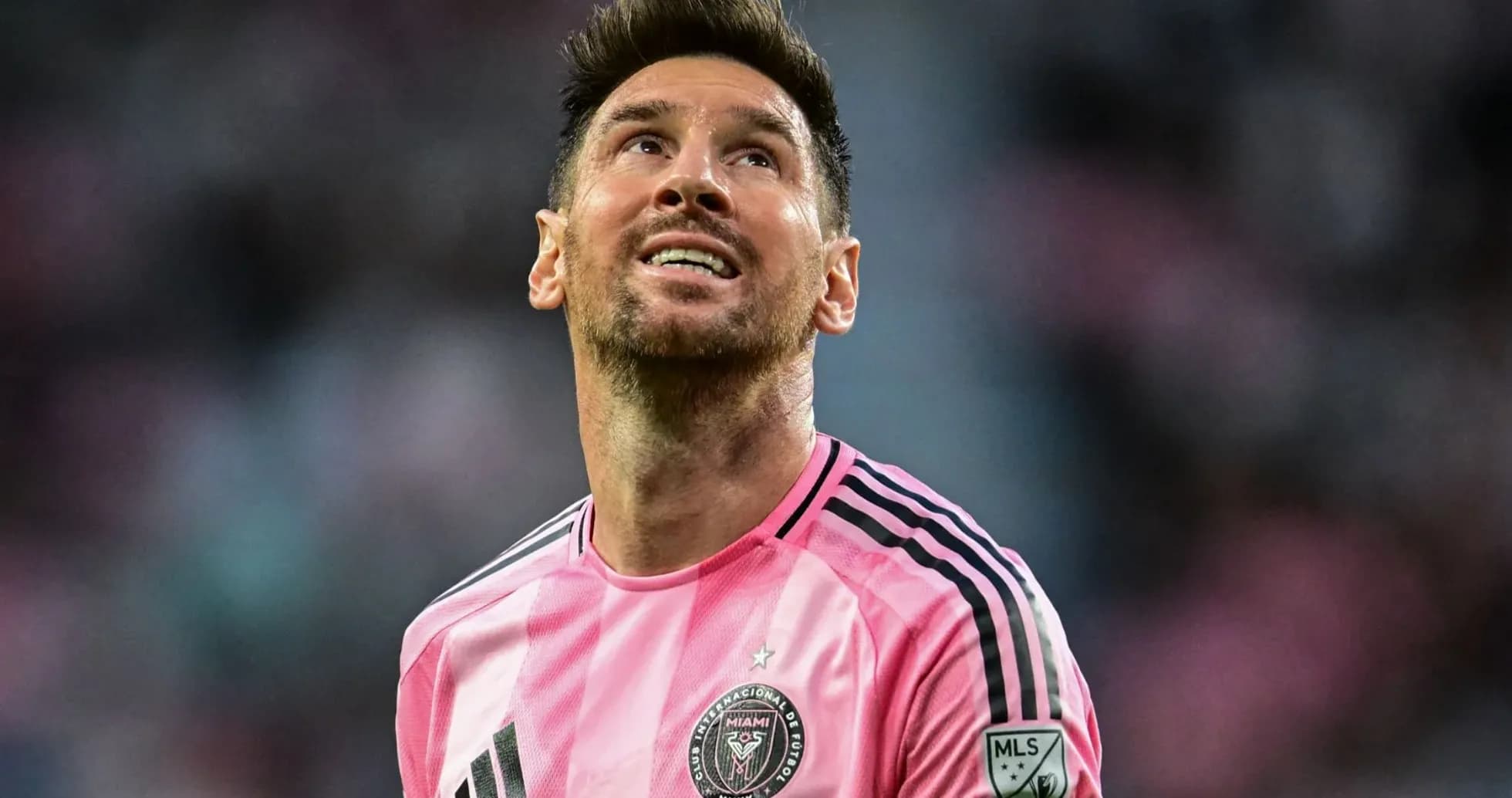 Jugador de Inter Miami mirando hacia arriba durante el partido