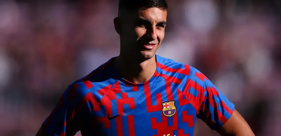 Jugador del FC Barcelona posando con camiseta oficial
