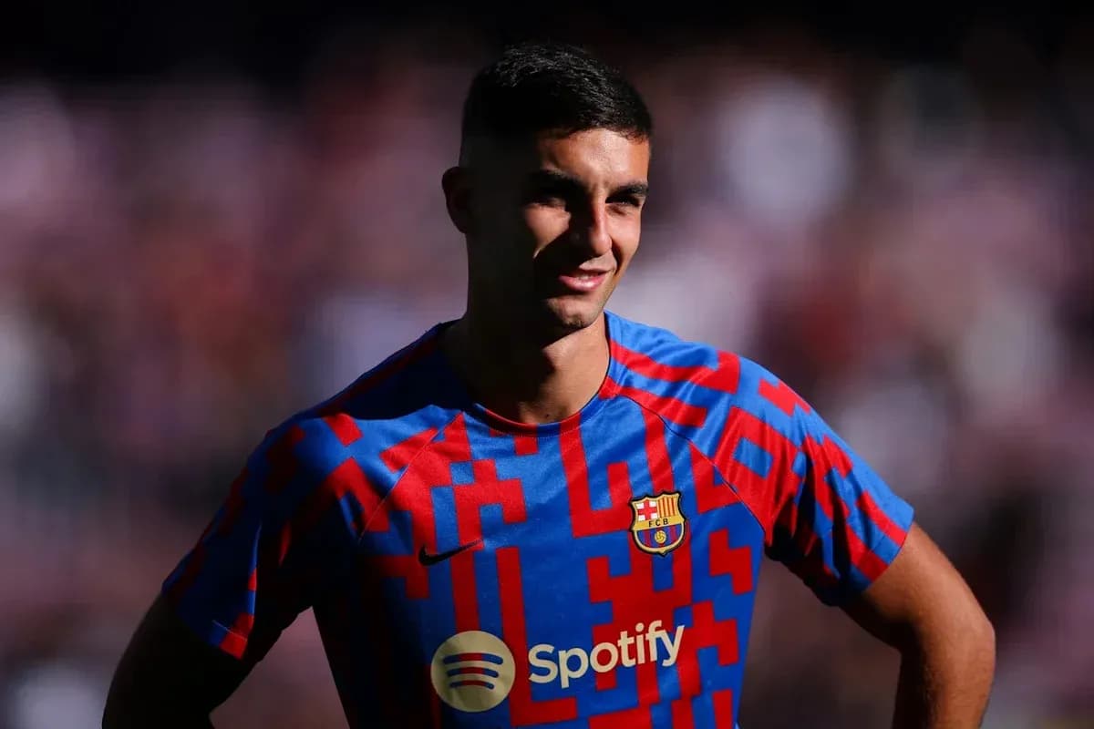Jugador del FC Barcelona posando con camiseta oficial