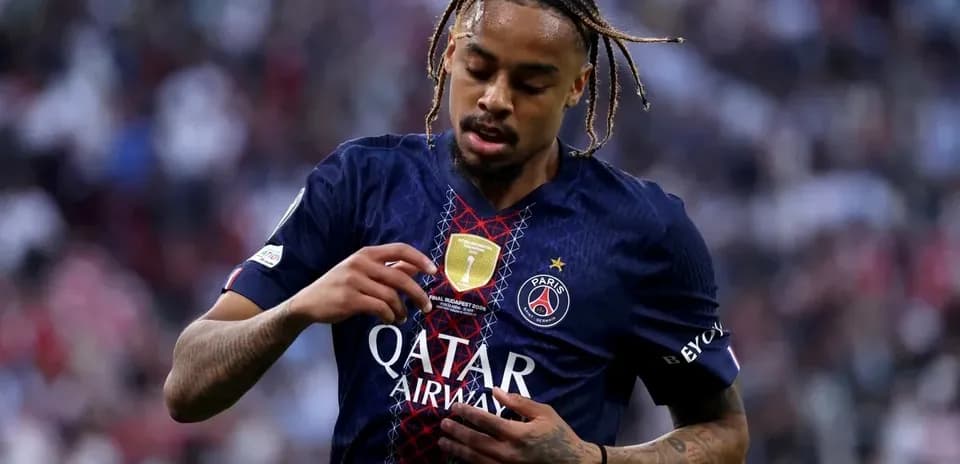 Jugador de PSG tocando su camiseta durante el partido