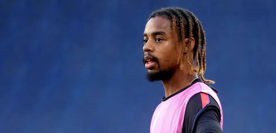 Jugador en calentamiento con camiseta rosa en entrenamiento