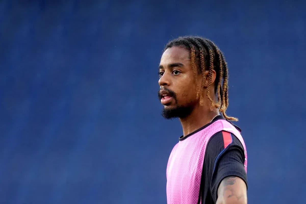 Jugador en calentamiento con camiseta rosa en entrenamiento