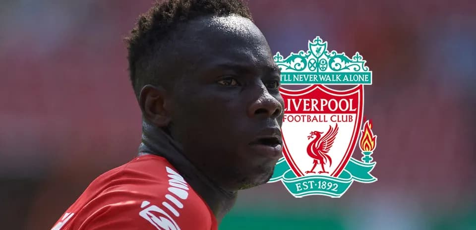 Jugador de Liverpool en acción durante el partido