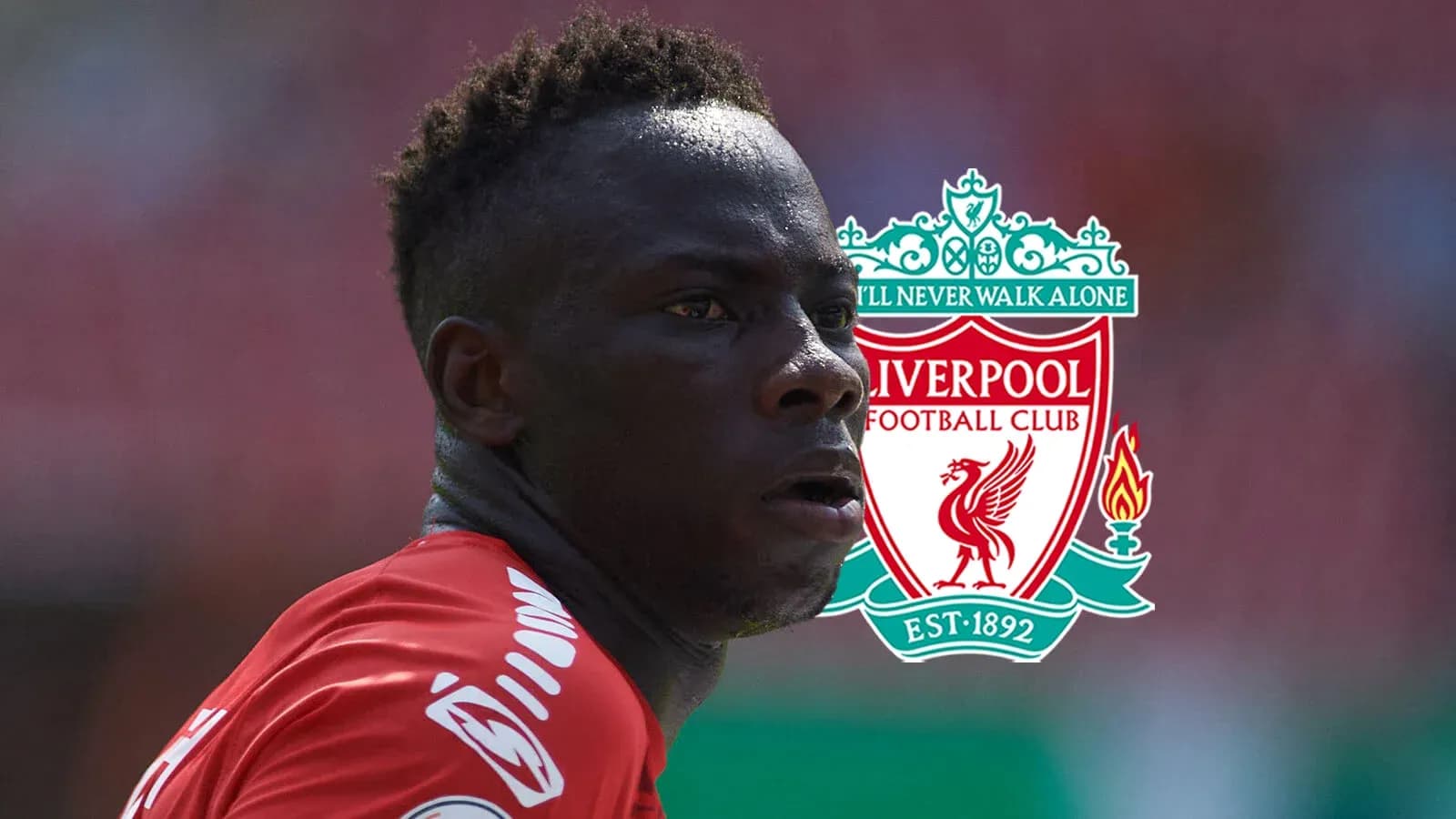 Jugador de Liverpool en acción durante el partido