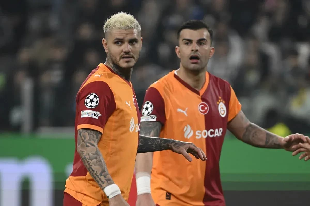 Dos jugadores de Galatasaray en el campo de juego