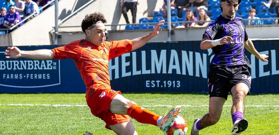 Jugador deslizando en un partido de fútbol