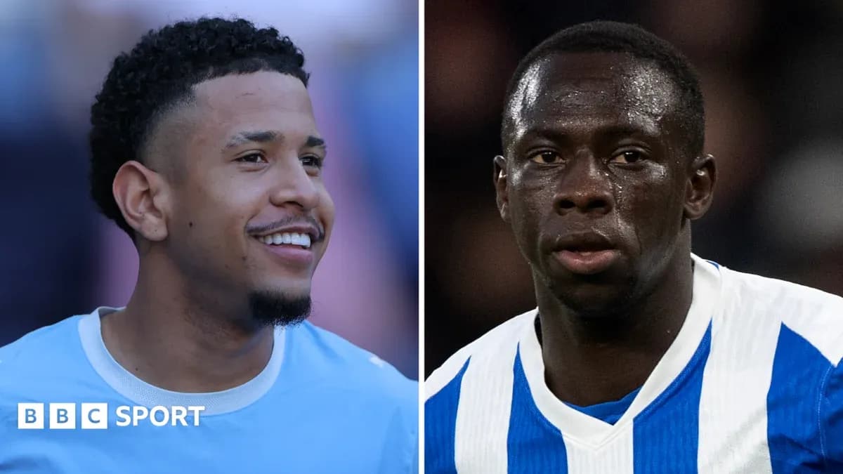 Dos jugadores sonriendo durante el calentamiento