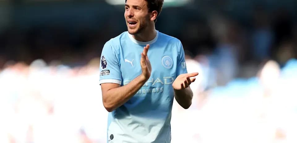 Jugador de Manchester City aplaudiendo en el campo