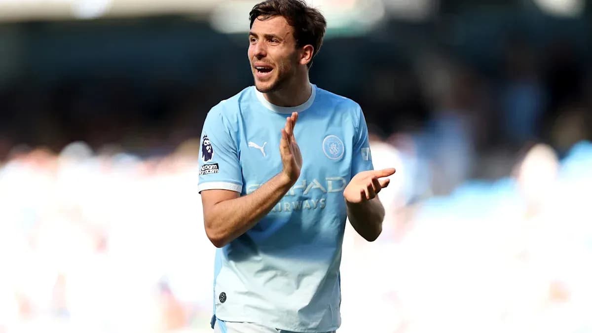 Jugador de Manchester City aplaudiendo en el campo