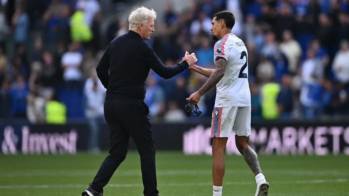Entrenador y jugador saludándose tras el partido