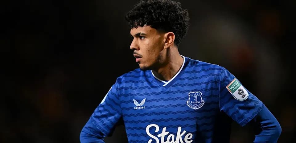 Jugador de Everton en uniforme azul durante el partido