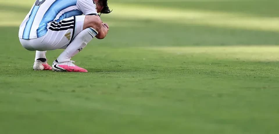 Jugador argentino arrodillado en el campo de juego