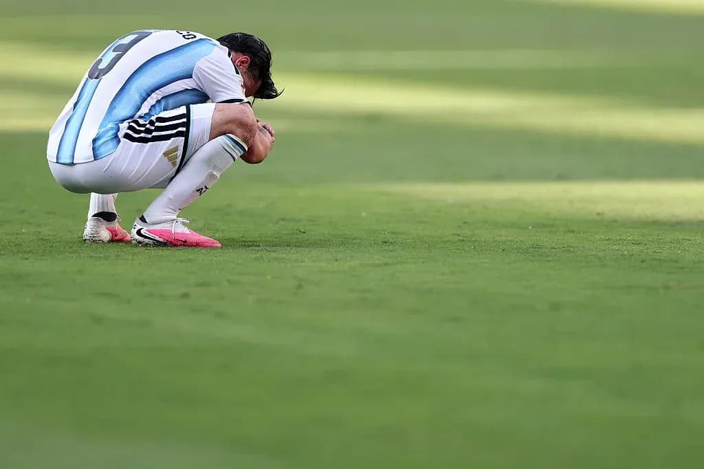 Jugador argentino arrodillado en el campo de juego