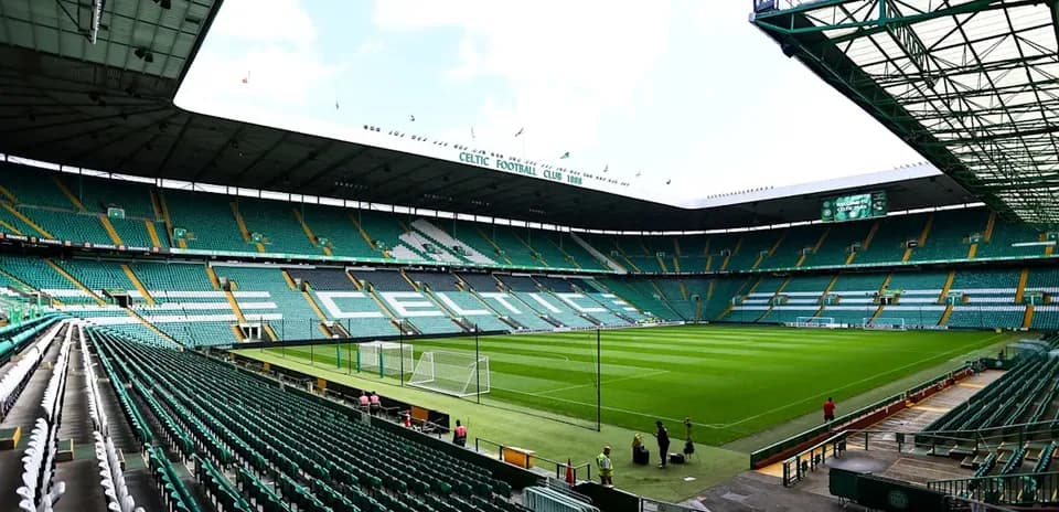 Estadio Celtic Park con gradas vacías y campo