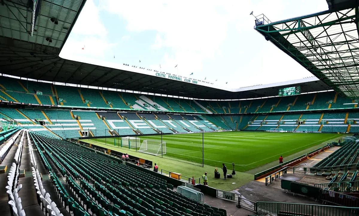 Estadio Celtic Park con gradas vacías y campo
