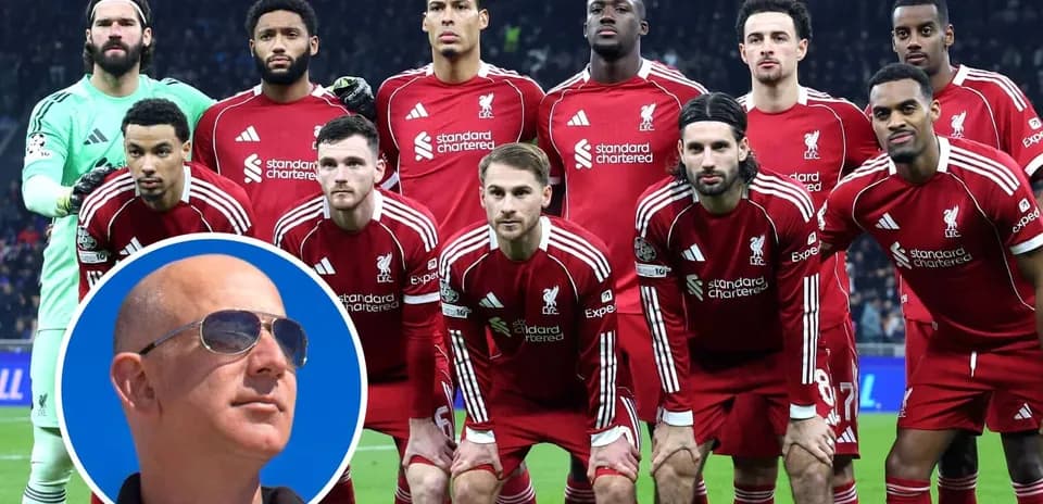 Jugadores del Liverpool posando en formación de equipo