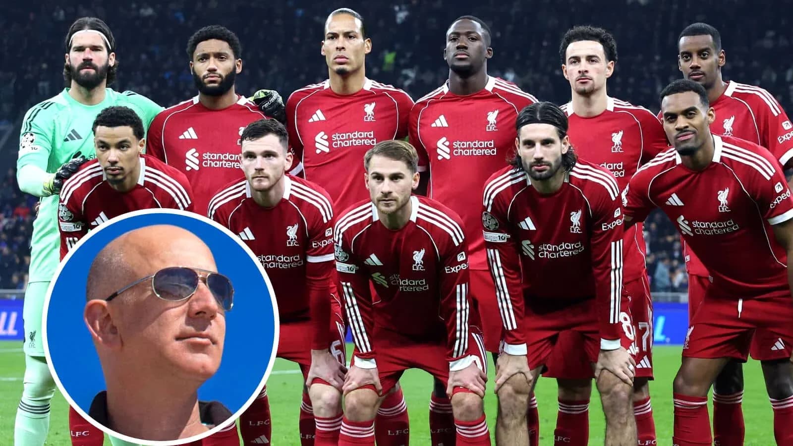 Jugadores del Liverpool posando en formación de equipo