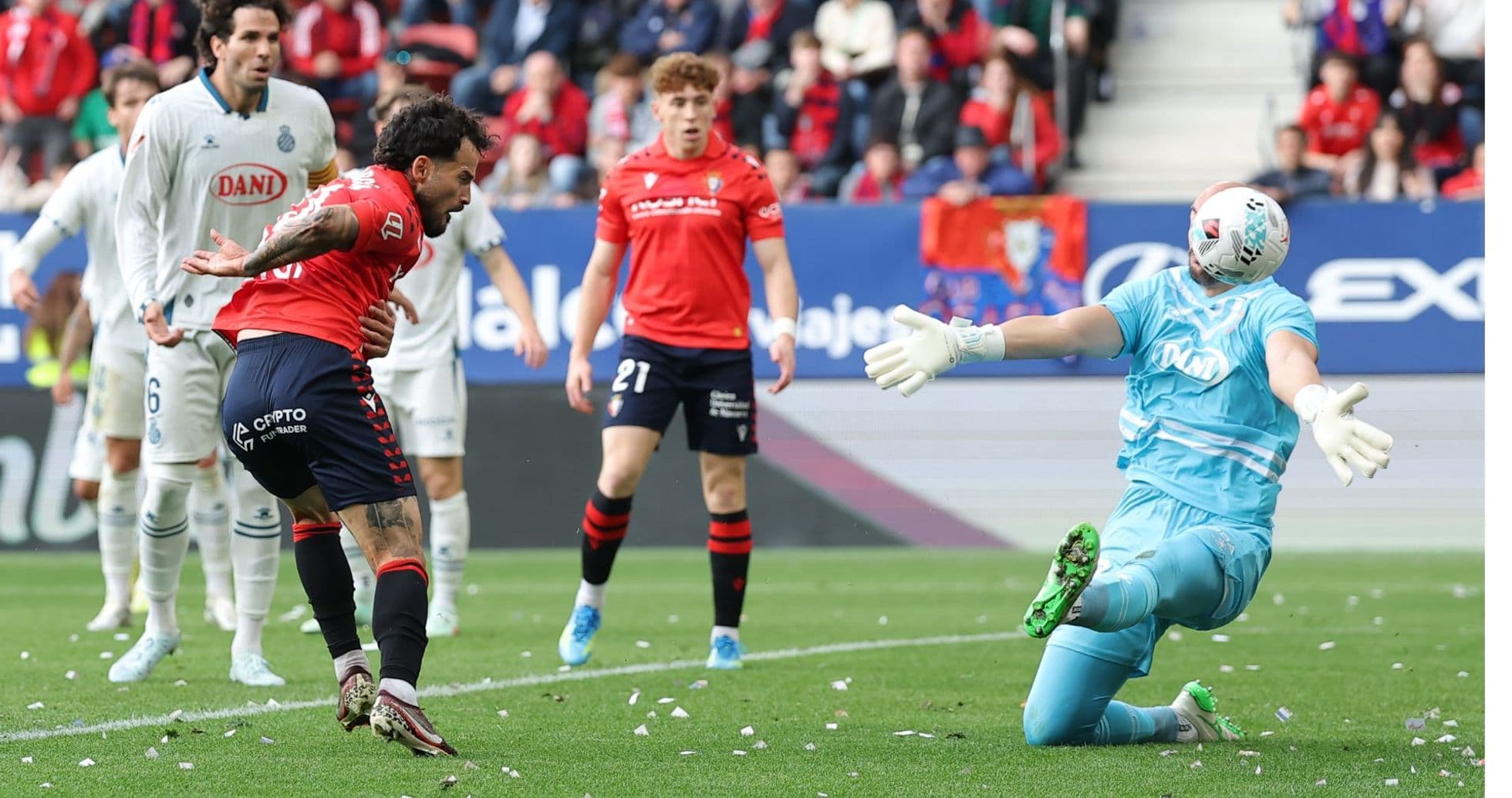 Jugador de Osasuna en acción contra Espanyol