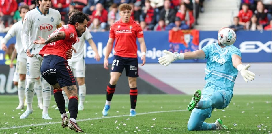 Jugador de Osasuna en acción contra Espanyol