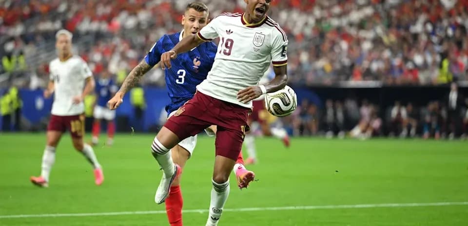 Jugador de España siendo desafiado por defensor francés