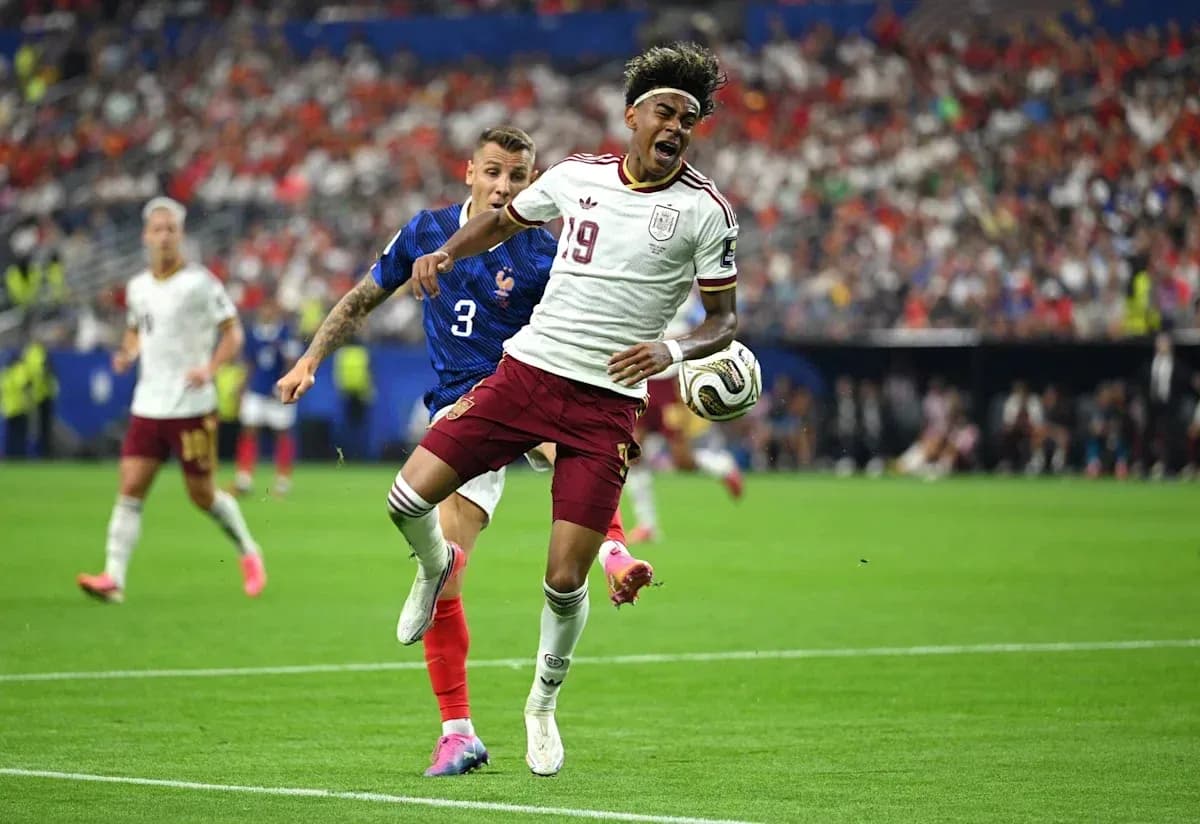 Jugador de España siendo desafiado por defensor francés