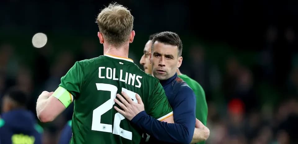 Jugadores irlandeses se abrazan tras el partido