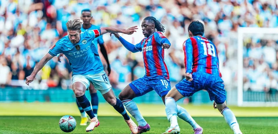 Jugador de Manchester City driblando a oponentes