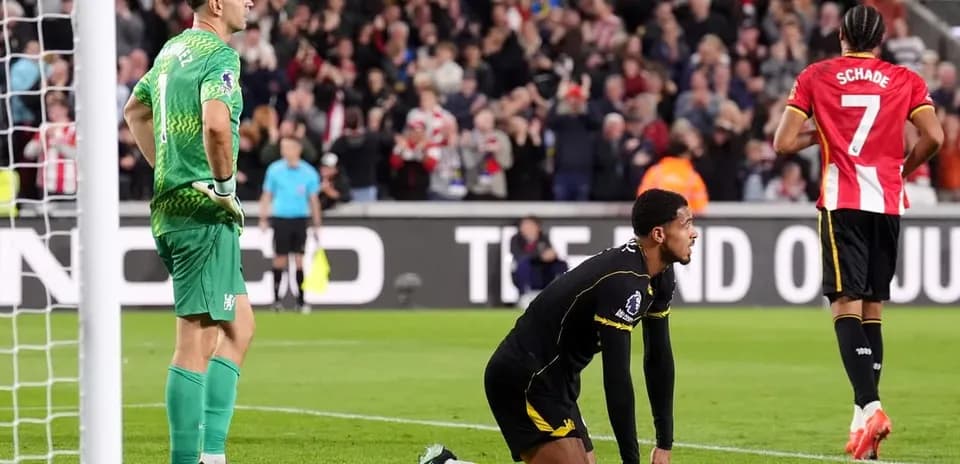 Jugador arrodillado tras un gol en el partido