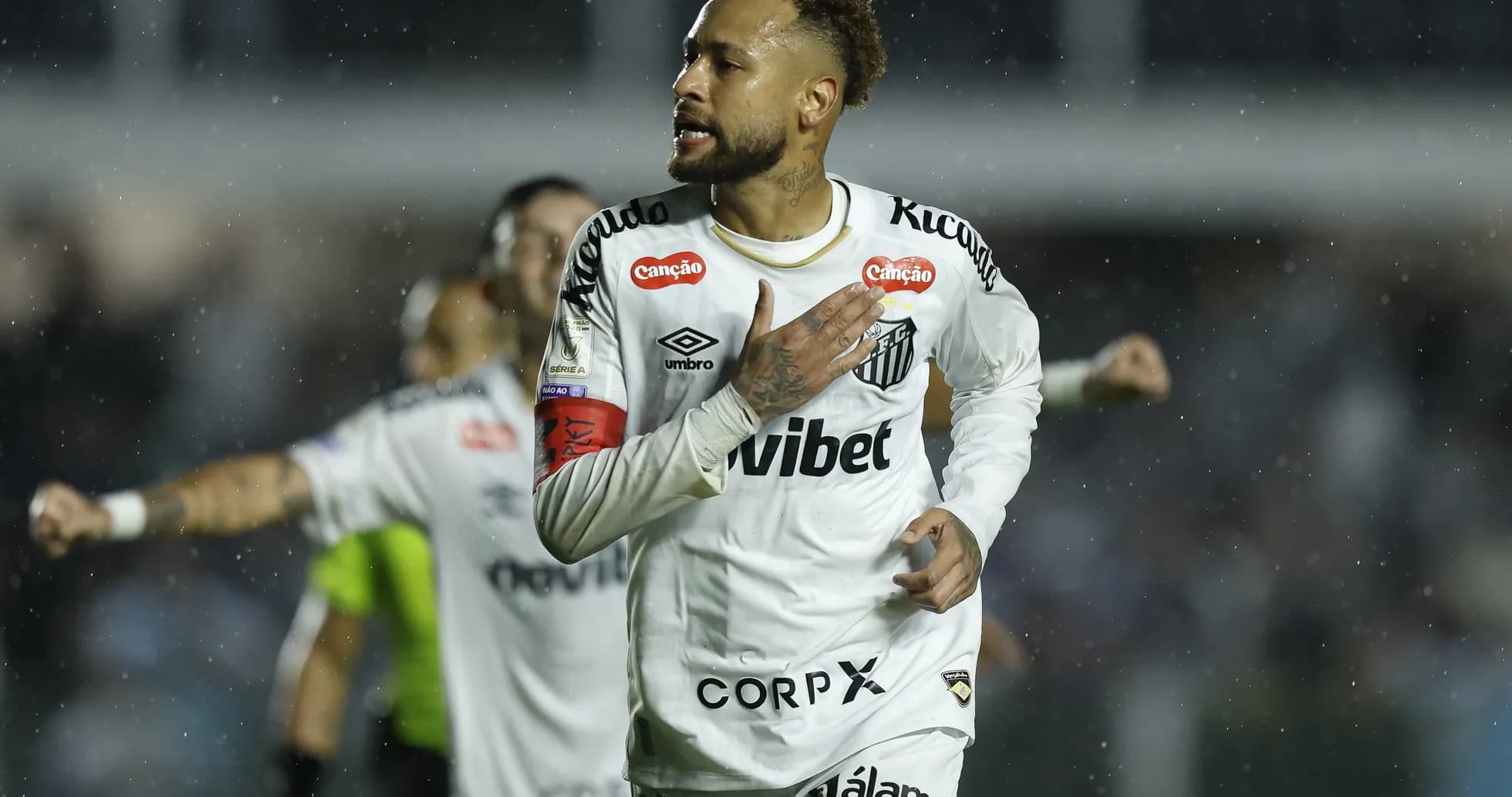 Neymar celebrando un gol con Santos bajo la lluvia