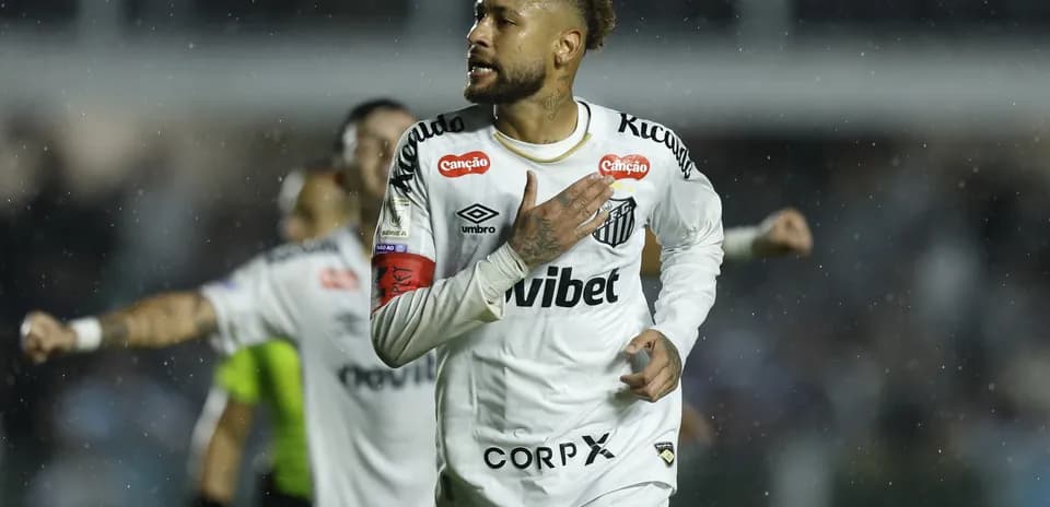 Neymar celebrando un gol con Santos bajo la lluvia