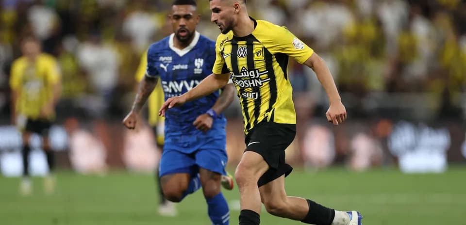 Jugador de Ittihad corriendo con el balón en partido