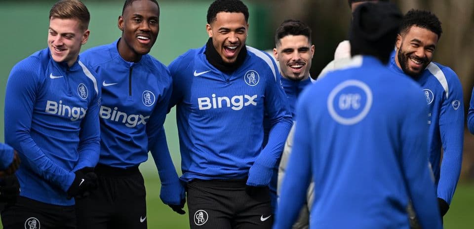 Jugadores riendo durante entrenamiento en el campo
