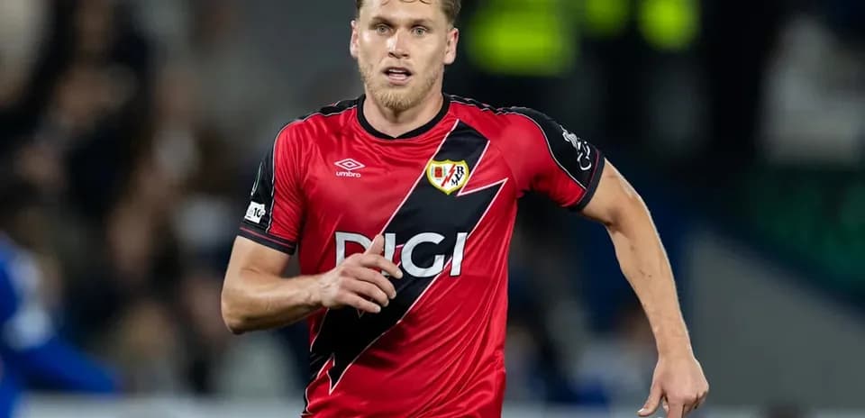 Jugador corriendo con camiseta de Rayo Vallecano