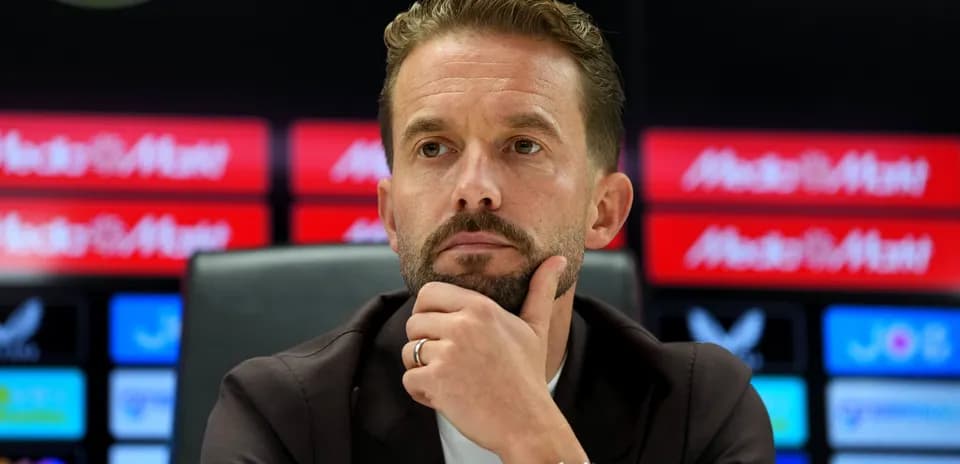 Entrenador pensativo en conferencia de prensa