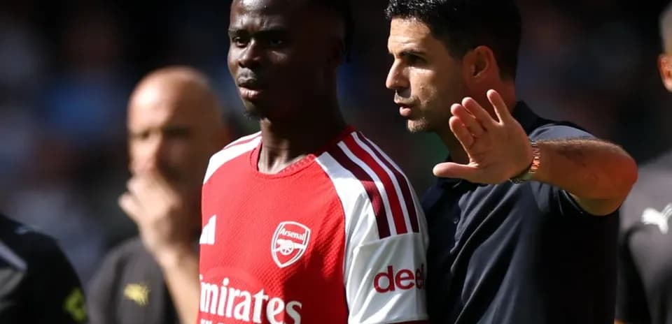 Entrenador hablando con jugador durante partido