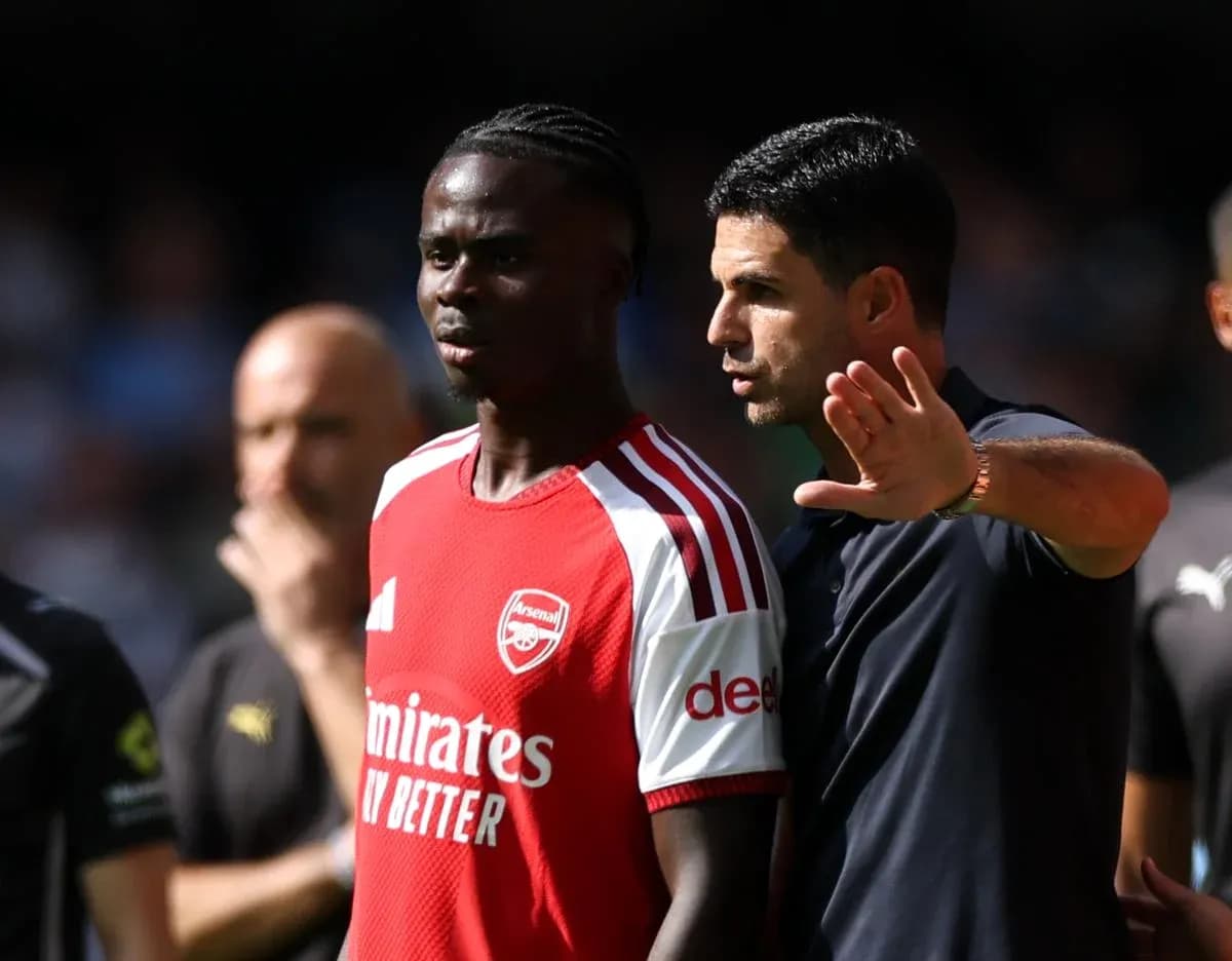 Entrenador hablando con jugador durante partido