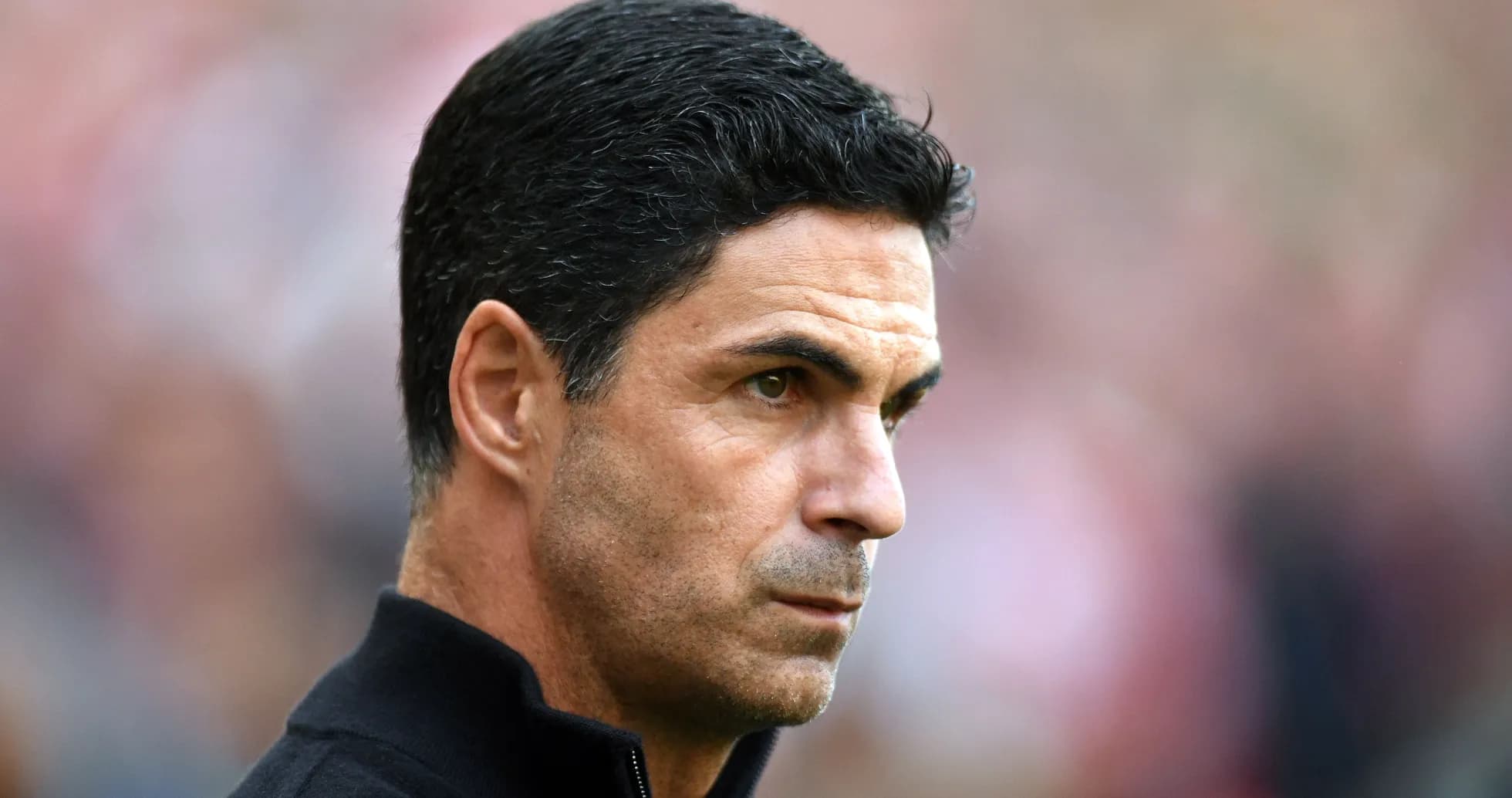 Entrenador observando el partido desde la banda