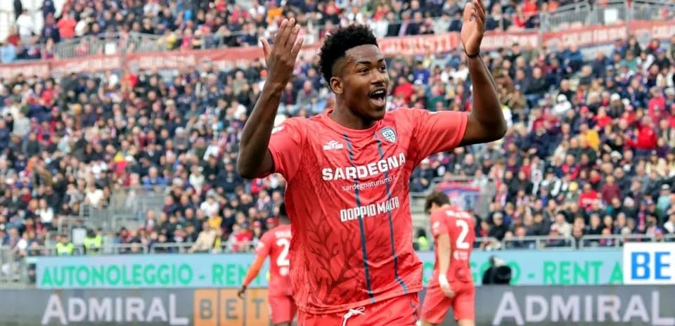 Jugador de Cagliari celebrando en el estadio