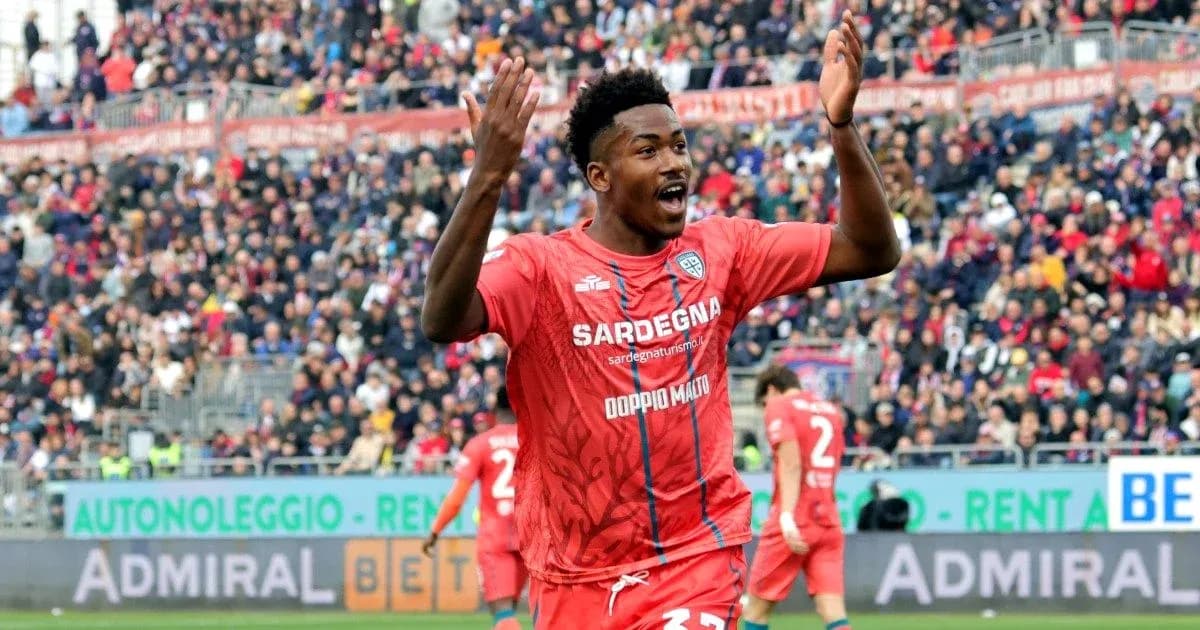 Jugador de Cagliari celebrando en el estadio