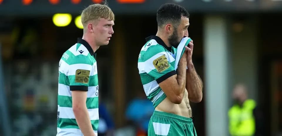 Jugadores de equipo con camisetas verdes tras el partido