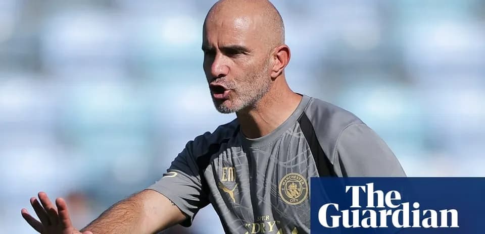 Entrenador dirigiendo la práctica de su equipo