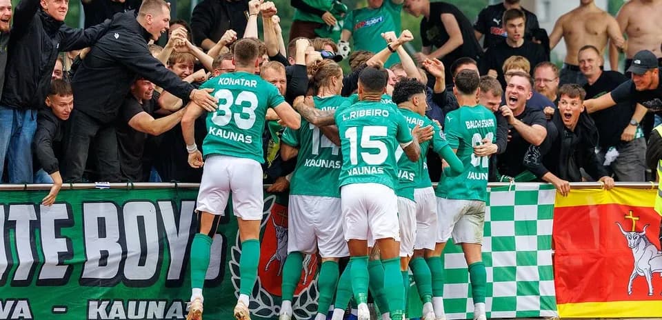 Celebración de gol de Kauno Žalgiris con aficionados