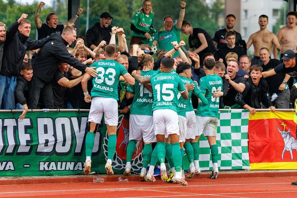 Celebración de gol de Kauno Žalgiris con aficionados