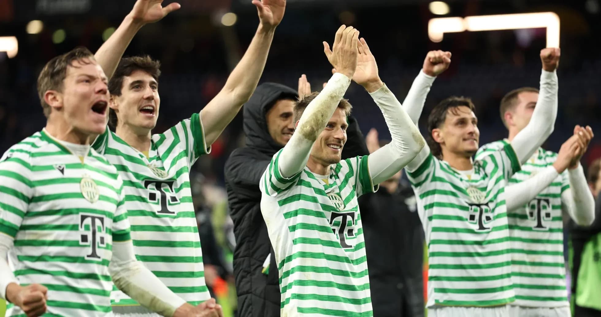 Jugadores de Ferencvarosi TC celebrando en el campo