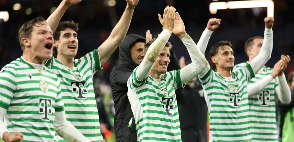 Jugadores de Ferencvarosi TC celebrando en el campo