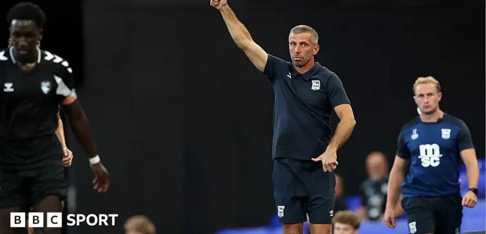 Entrenador dando indicaciones durante el partido