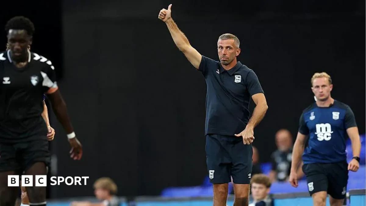 Entrenador dando indicaciones durante el partido