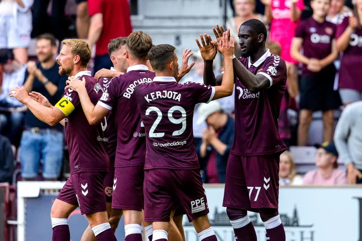 Jugadores de Heart of Midlothian celebrando un gol