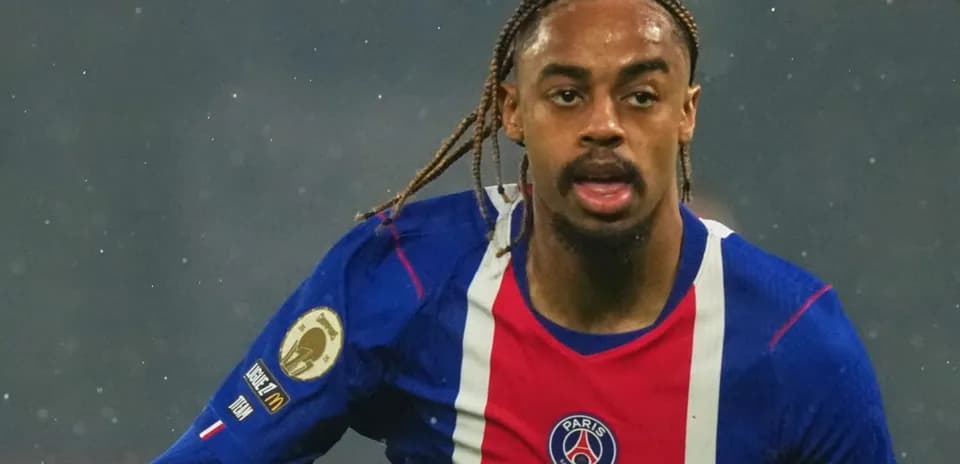 Jugador de PSG corriendo con balón durante el partido